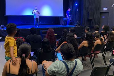notícia: Secretaria de Educação certifica jovens atendidos em curso de inglês nas UsiPaz